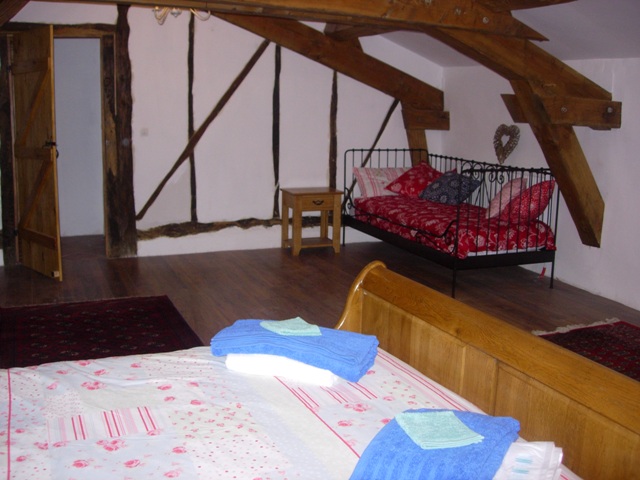 Barrusclet master bedroom - Kingsize oak sleighbed